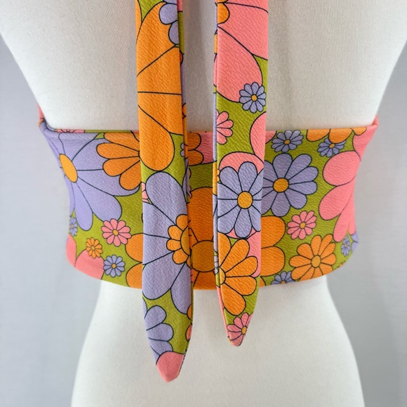 Smak Parlour Retro Floral Halter Crop Top with Button Detail - Picture 7 of 12